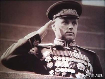 英雄部队受阅官兵依次答到场面超燃英雄部队的受阅官兵们在阅兵式上依次答到，场面确实非常震撼人心。他们的步伐整齐划一，声音洪亮有力，展现出强烈的军人荣誉感和责任感。这种场面不仅令人感受到英雄部队的威武之势，也让人对官兵们的训练成果和军事素质感到钦佩。